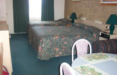 A Settlers Motor Inn - Whitsundays Accommodation 1