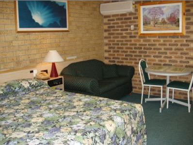 A Settlers Motor Inn - Whitsundays Accommodation 3