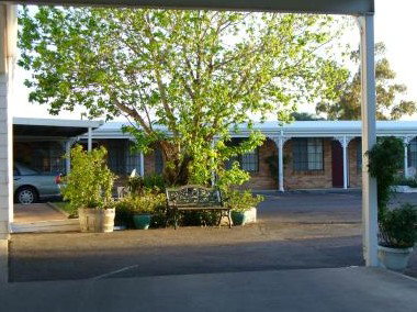 Colonial Motor Lodge - Whitsundays Accommodation 2