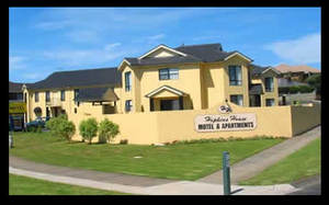 Hopkins House Motel & Apartments - Whitsundays Accommodation 1