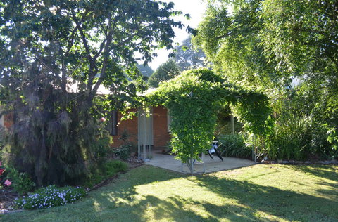 Bright Colonial Inn Motel - Whitsundays Accommodation 2