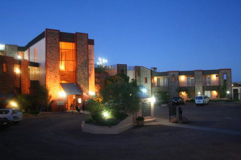 Desert Cave Hotel - Whitsundays Accommodation 2