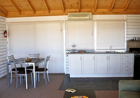 ArtWine Cottages - Whitsundays Accommodation 4