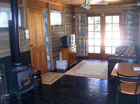 McLaren Ridge 1 - McLaren Ridge Log Cabins - Whitsundays Accommodation 4