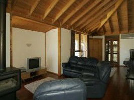 McLaren Ridge 4 - McLaren Ridge Log Cabins - Whitsundays Accommodation 1