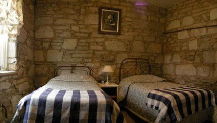 Colonial Cottages Of Ross - Historic Hudson Cottage - Whitsundays Accommodation 3