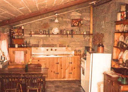 Colonial Cottages Of Ross - Historic Hudson Cottage - Whitsundays Accommodation 4