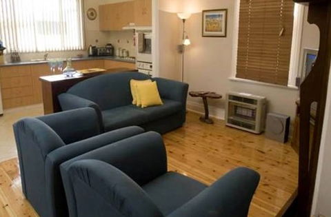Emaroo Cottage On Williams Street - Whitsundays Accommodation 0