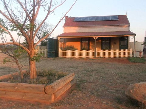 Gum Paddock Country Cottage - Whitsundays Accommodation 5