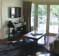 Book Barn Cottage - Whitsundays Accommodation