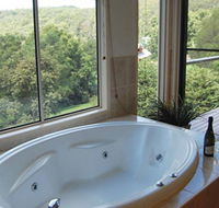 Ravensbourne Escape Kookaburra Kottage - Whitsundays Accommodation