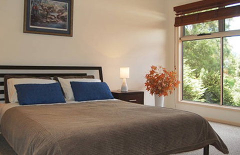 Ravensbourne Escape Kookaburra Kottage - Whitsundays Accommodation 1