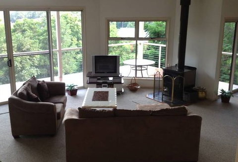 Ravensbourne Escape Kookaburra Kottage - Whitsundays Accommodation 3