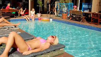 Surf N Sun Beachside Backpackers - Whitsundays Accommodation 2