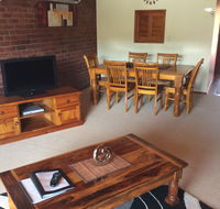 Cleveland Visitor Villas Motel  Shailer Park Garden Villas - Whitsundays Accommodation