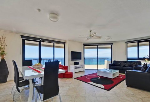 Clubb Coolum Beach - Whitsundays Accommodation 2