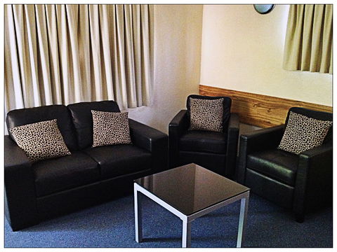 Emerald Meteor Motel - Whitsundays Accommodation 1