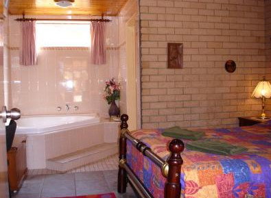 Lake Front Motel - Whitsundays Accommodation 4