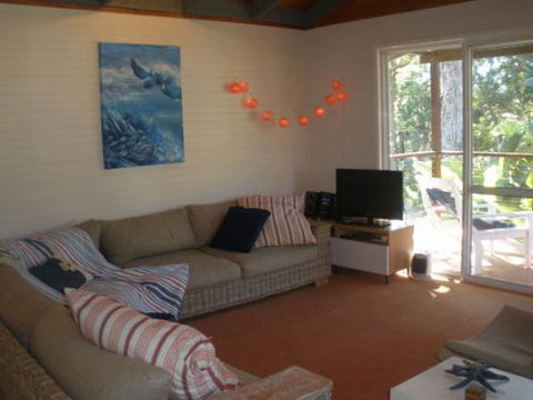 Coochiemudlo Island Family Beach House - Whitsundays Accommodation 4