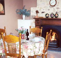 Burdett's Waratah Cottage - Whitsundays Accommodation
