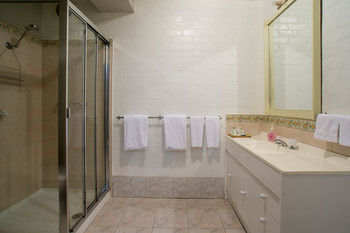 A Camelot Tower & Penthouse - Whitsundays Accommodation 29