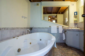 A Camelot Tower & Penthouse - Whitsundays Accommodation 50