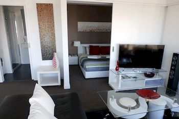 Aura On Flinders Serviced Apartments - Whitsundays Accommodation 3