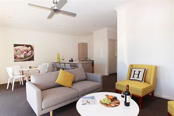 H Boutique Hotel - Whitsundays Accommodation 3