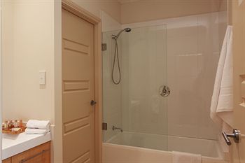 H Boutique Hotel - Whitsundays Accommodation 4