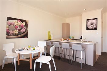 H Boutique Hotel - Whitsundays Accommodation 8