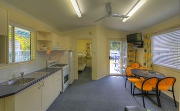 Alex Beach Cabins - Whitsundays Accommodation 13