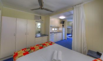 Alex Beach Cabins - Whitsundays Accommodation 26