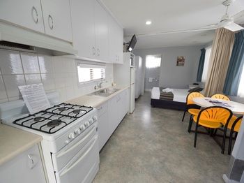 Alex Beach Cabins - Whitsundays Accommodation 32
