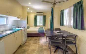 Alex Beach Cabins - Whitsundays Accommodation 36