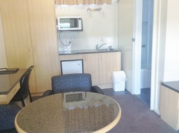 Ashton Townhouse Motel And Suites - Whitsundays Accommodation 4