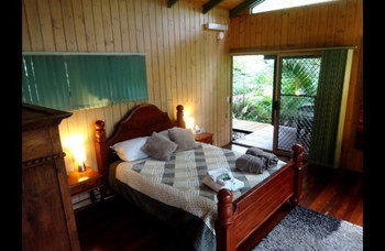 Treetops Accommodation Montville - Whitsundays Accommodation 18