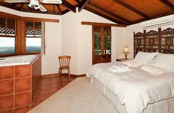 Treetops Accommodation Montville - Whitsundays Accommodation 23