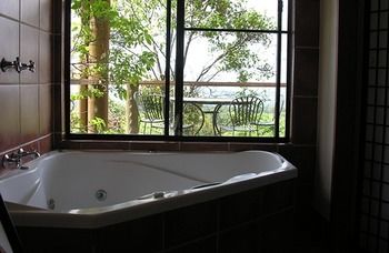 Treetops Accommodation Montville - Whitsundays Accommodation 38