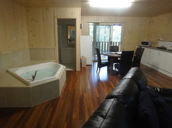 Treetops Accommodation Montville - Whitsundays Accommodation 43