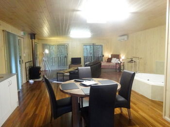 Treetops Accommodation Montville - Whitsundays Accommodation 44