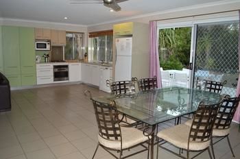 Pebbles At Mudjimba Beach - Whitsundays Accommodation 1