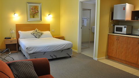 Glen Inn Motel & Apartments - Whitsundays Accommodation 2