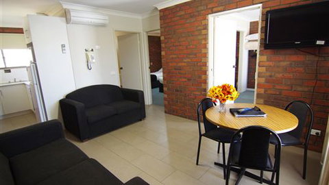 Jacaranda Motel & Holiday Units - Whitsundays Accommodation 1