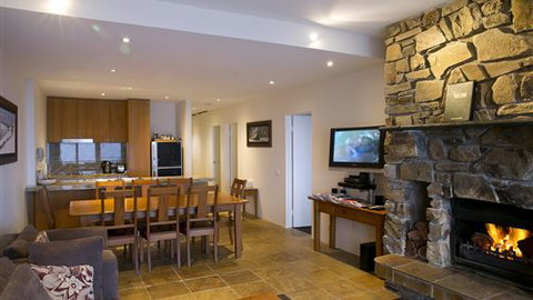 Alpine Woodsmoke Apartments - Whitsundays Accommodation 0