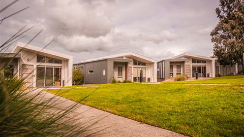 Deakin Waurn Ponds Units - Whitsundays Accommodation 3