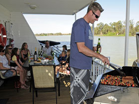 Boats And Bedzzz - The Murray Dream Self-contained Moored Houseboat - Whitsundays Accommodation 3