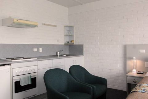 Adina Place Motel Apartments - Whitsundays Accommodation 1