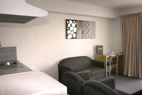 Adina Place Motel Apartments - Whitsundays Accommodation 2