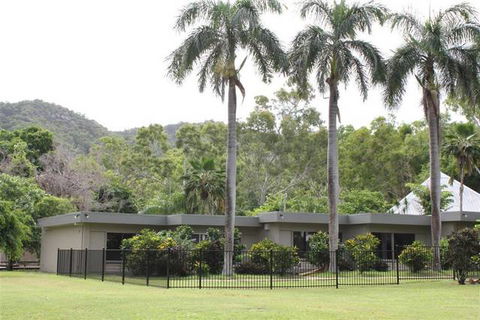 Arcadia Village Motel - Whitsundays Accommodation 0