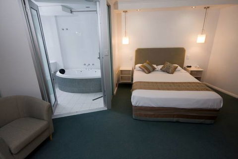 Atlantic Tower Motor Inn - Whitsundays Accommodation 0